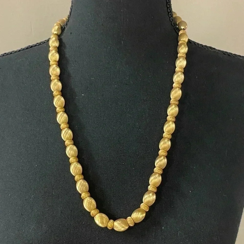 RARE ALICE CAVINESS NECKLACE AND MATCHING CLIP ON EARRINGS. 😍